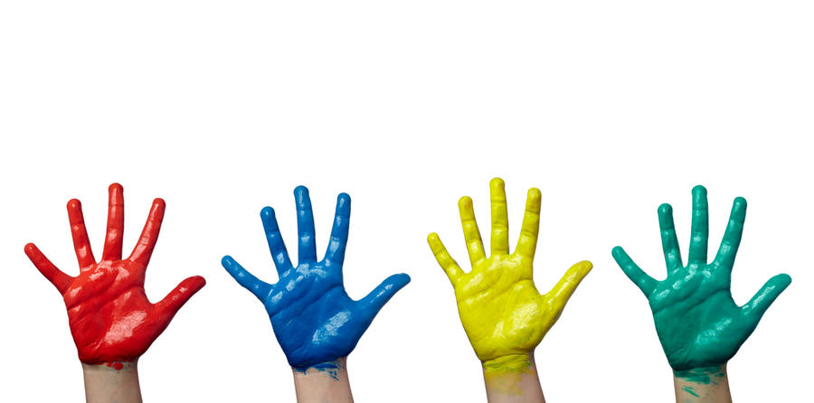 Fire hender malt i forskjellige farger
