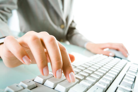 Hånd som skriver på et tastatur.