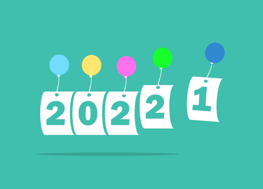 Lapper med tallene 20221 festet på ballonger