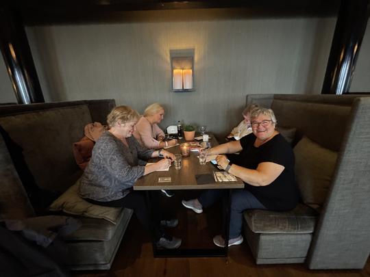 Fire kvinner sitter rundt et bord og løser oppgaver
