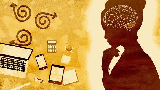Kvinne, hjerne, laptop, mobiltelefon.